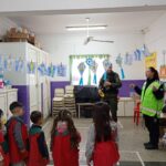 Santa Catalina: «¡Vamos de paseo… pi, pi, pi!»… (De la mano y mirando para ambos lados)